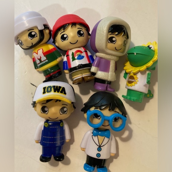 - Lot of 14 Ryan’s World 2” action figures - Picture 5 of 6